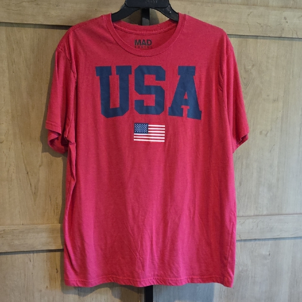 (J49) MAD Engine Red USA Flag Tee Mens Sz XL